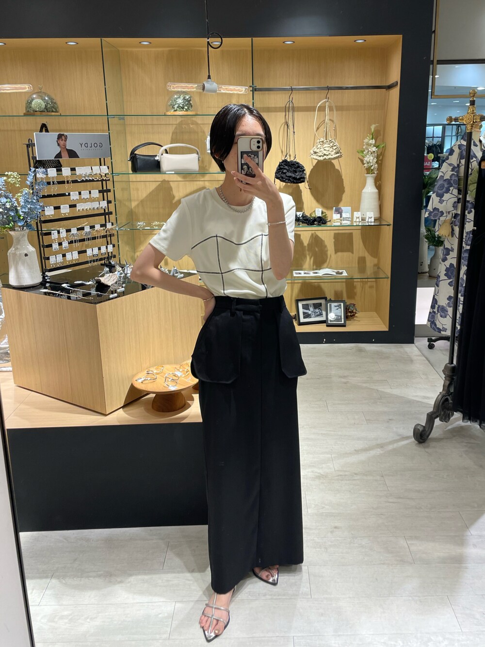 ホワイト系のTシャツ/カットソー、ブラック系のスカートを着用したレディースの夏コーディネートの3枚目の写真