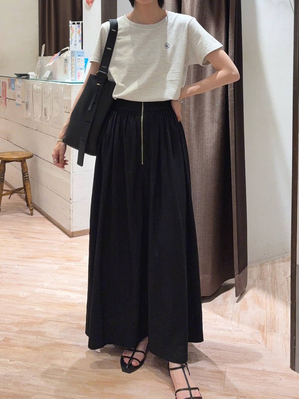 「ショルダーバッグ、モノトーン、サンダル、シンプルスタイル、夏ファッション、カジュアルスタイル、大人可愛い、春夏コーデ、グレーコーデ、グレーTシャツ、フレアスカート、きれいめカジュアル、大人カジュアル、夏コーデ」｜「CAPRICIEUX LE'MAGEの【サイズ展開あり】1ポイントTシャツ（Tシャツ/カットソー、グレー系）」を使った、tasaka yunaさん（レディース・161cm）の春コーディネートの2枚目の写真
