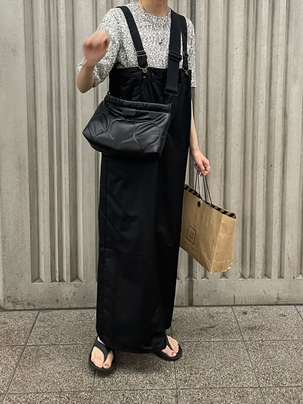 ブラック系のジャンパースカート、グレー系のニット/セーターを着用したレディースの夏コーディネートの3枚目の写真