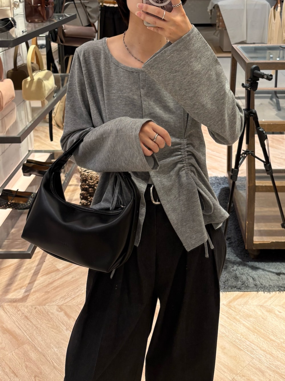 グレー系のTシャツ/カットソー、ブラック系のショルダーバッグ、ブラック系のその他パンツを着用したレディースの秋コーディネートの2枚目の写真