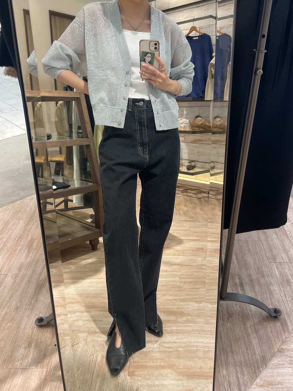 「春、大人かわいい、ラクチンコーデ、おでかけコーデ、ラメ、カーティガン、シアートップス、デニムオンデニム、デニムパンツ、ストレートデニム、ブラックデニム、シルバー、スリットデニム」｜「CAPRICIEUX LE'MAGEの裾スリットスリムストレートデニム（デニムパンツ、ブラック系）」を使った、tasaka yunaさん（レディース・161cm）の春コーディネートの2枚目の写真