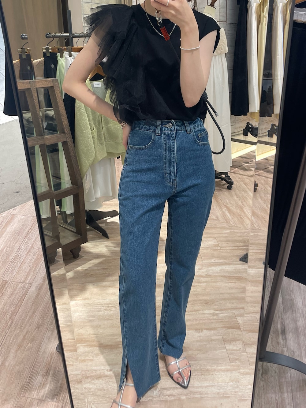 tasaka yunaさんの「アシメチュールTシャツ（CAPRICIEUX LE'MAGE）」を使ったコーディネートの4枚目の写真