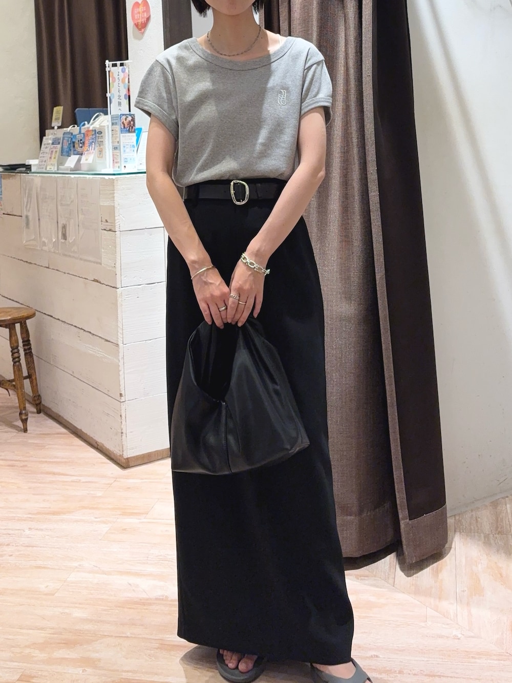 「ロゴT、大人カジュアルコーデ、オトナカジュアル、大人コーデ、タイトスカート、グレーTシャツ、ラウンドスリーブ、Tシャツコーデ、グレー×ブラック、モノトーン、モノトーンコーデ、夏コーデ、ベルト」｜「CAPRICIEUX LE'MAGEの【デイリー使いに◎】ラウンドスリーブTシャツ（Tシャツ/カットソー、グレー系）」を使った、tasaka yunaさん（レディース・161cm）の夏コーディネートの2枚目の写真