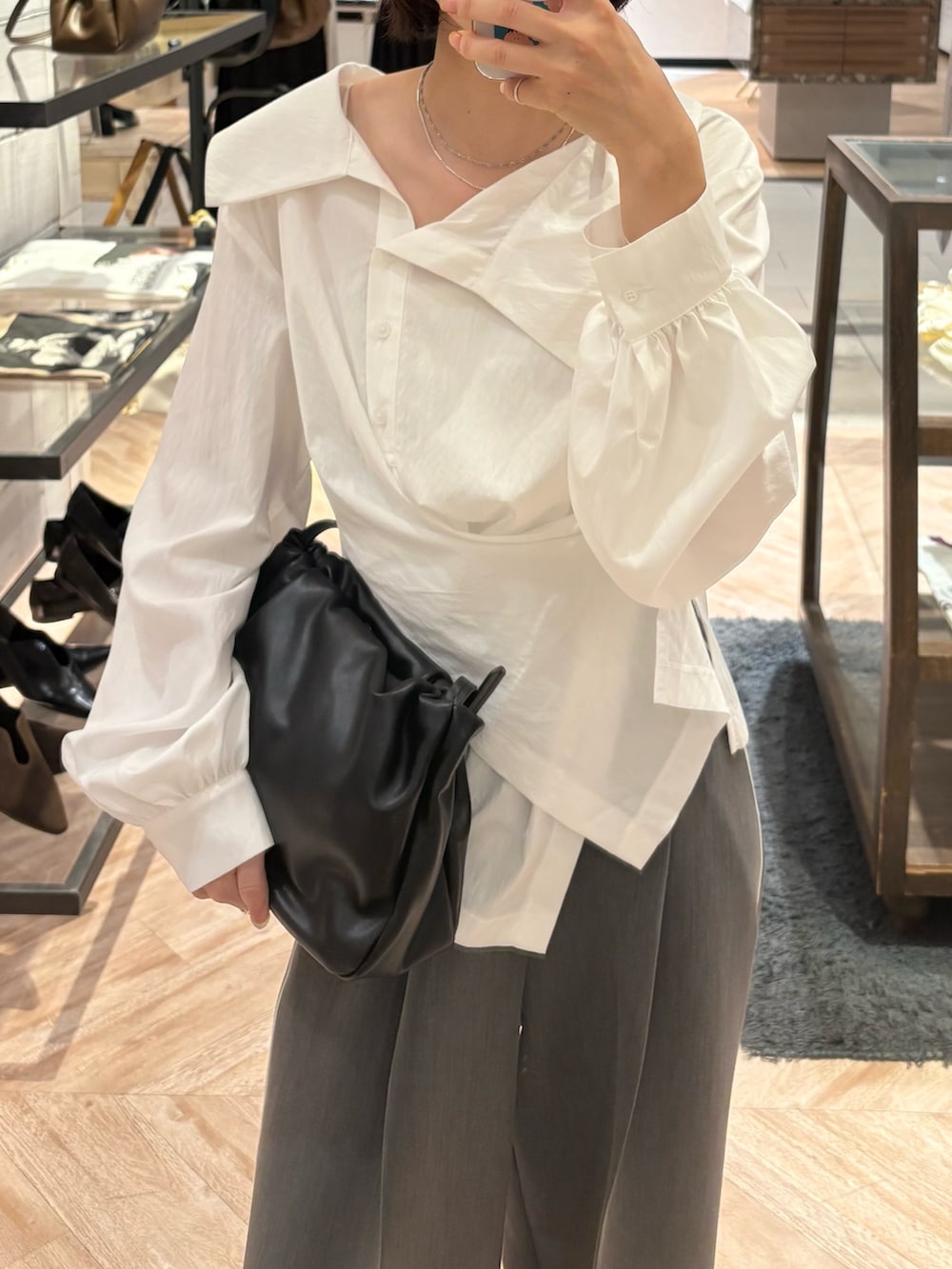 ホワイト系のシャツ/ブラウス、グレー系のその他パンツ、ブラック系のショルダーバッグを着用したレディースの秋コーディネートの2枚目の写真