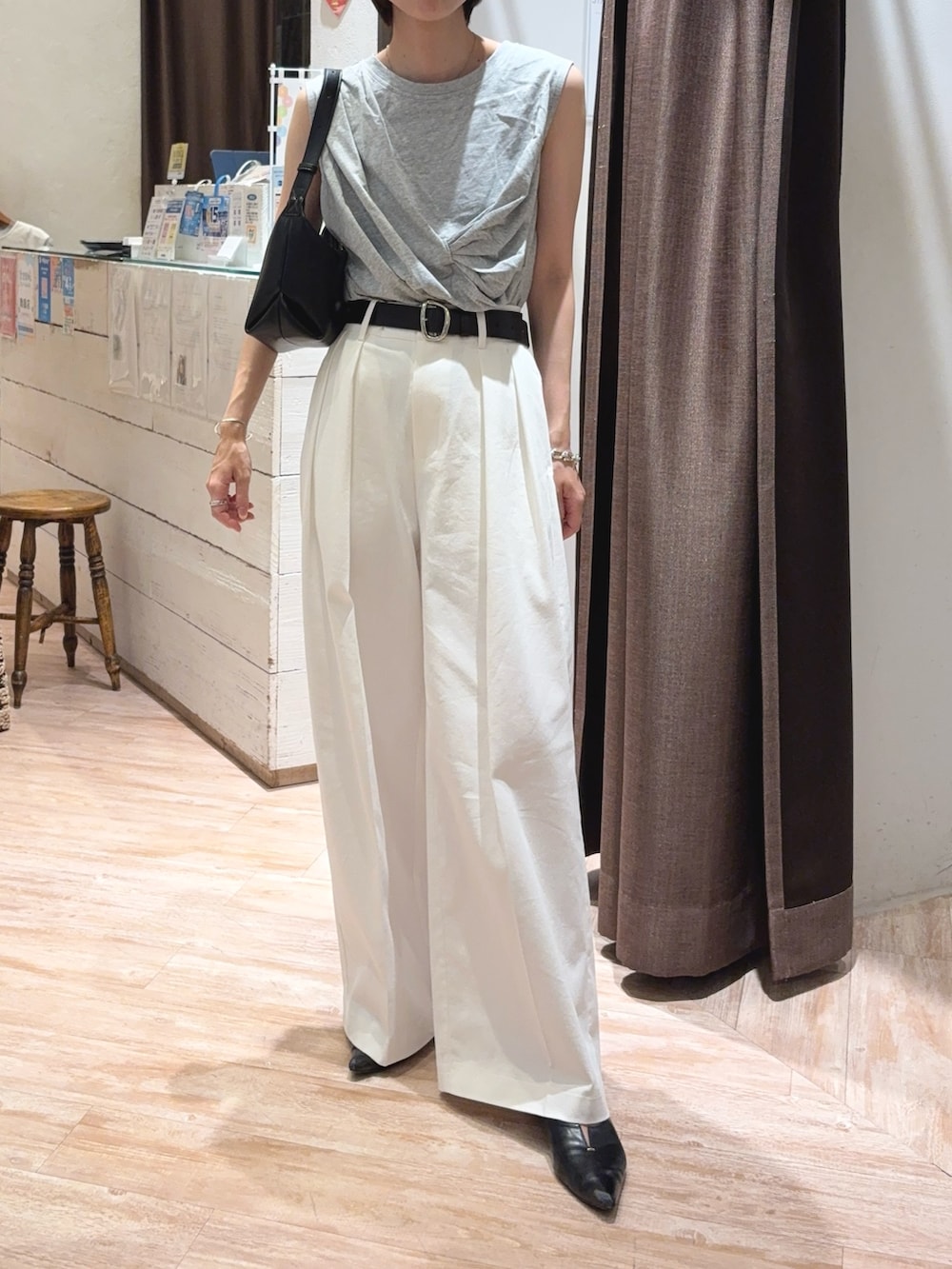 「ノースリーブ、今日のコーデ、オトナカジュアル、ホワイト、グレーコーデ、グレーTシャツ、ホワイトパンツ、ワイドパンツ、タックパンツ、きれいめカジュアル、大人カジュアル、夏コーデ」｜「CAPRICIEUX LE'MAGEのツイストドレープTシャツ（Tシャツ/カットソー、グレー系）」を使った、tasaka yunaさん（レディース・161cm）の夏コーディネートの3枚目の写真