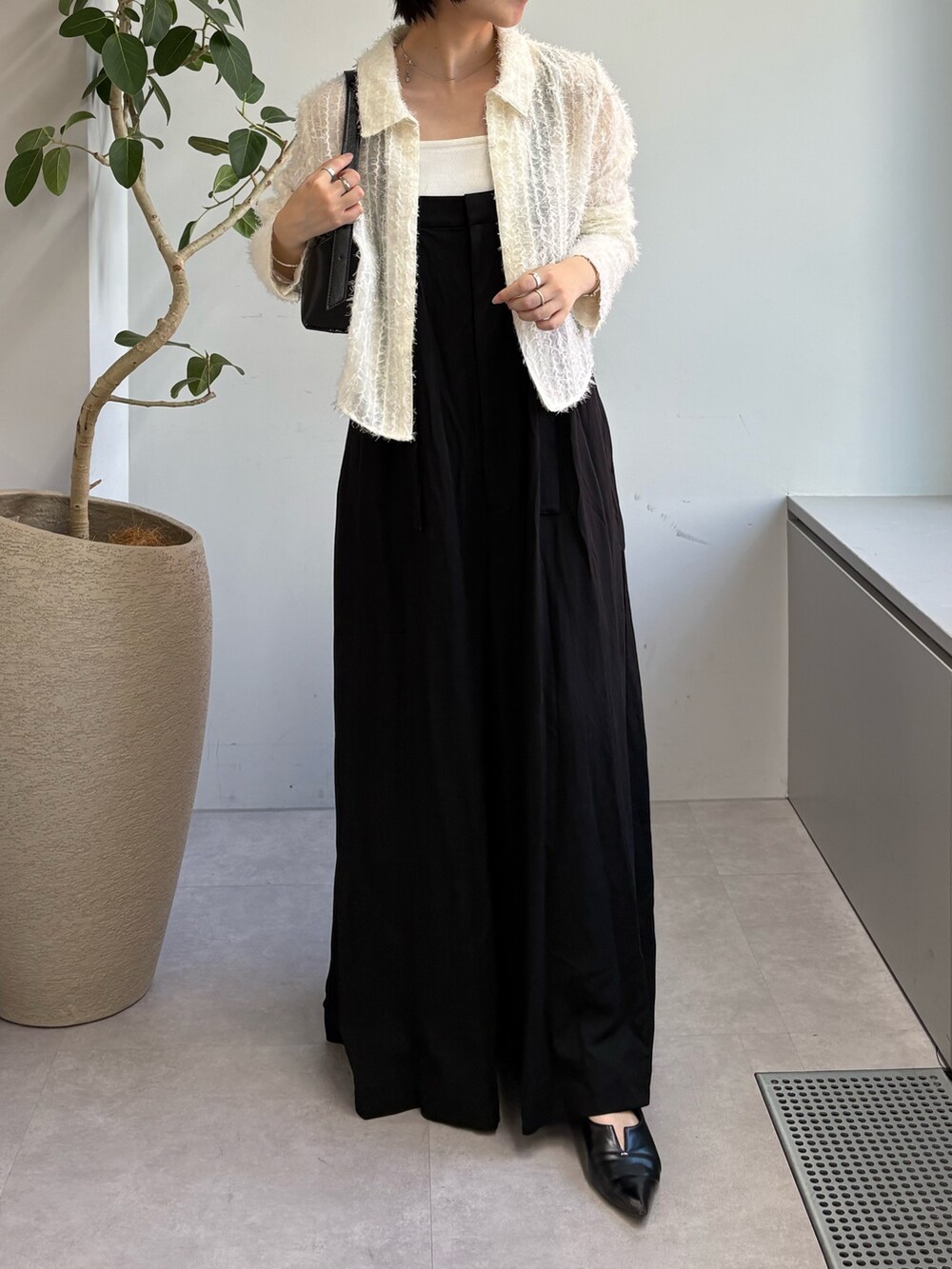 「春ファッション、オトナカワイイ、大人女子、モノトーン、ジャガード、シアートップス、シアーサロペット、ロンパース、キレイめ、春コーデ、春服」｜「CAPRICIEUX LE'MAGEのカットオフホックシャツ（シャツ/ブラウス、ホワイト系）」を使った、tasaka yunaさん（レディース・161cm）の春コーディネートの4枚目の写真
