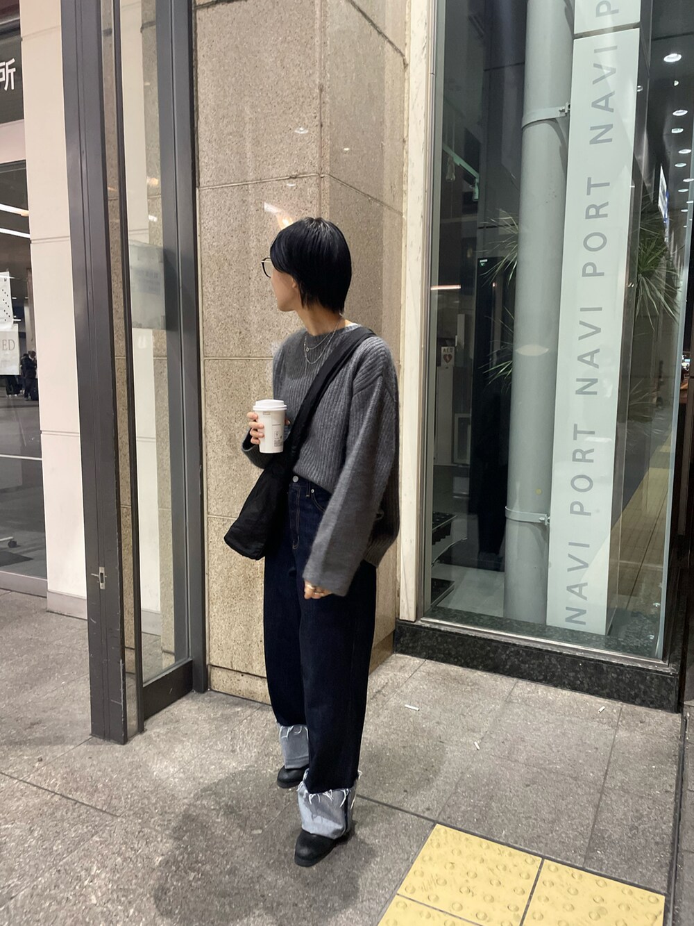 ブルー系のデニムパンツ、グレー系のニット/セーターを着用したレディースの冬コーディネートの2枚目の写真