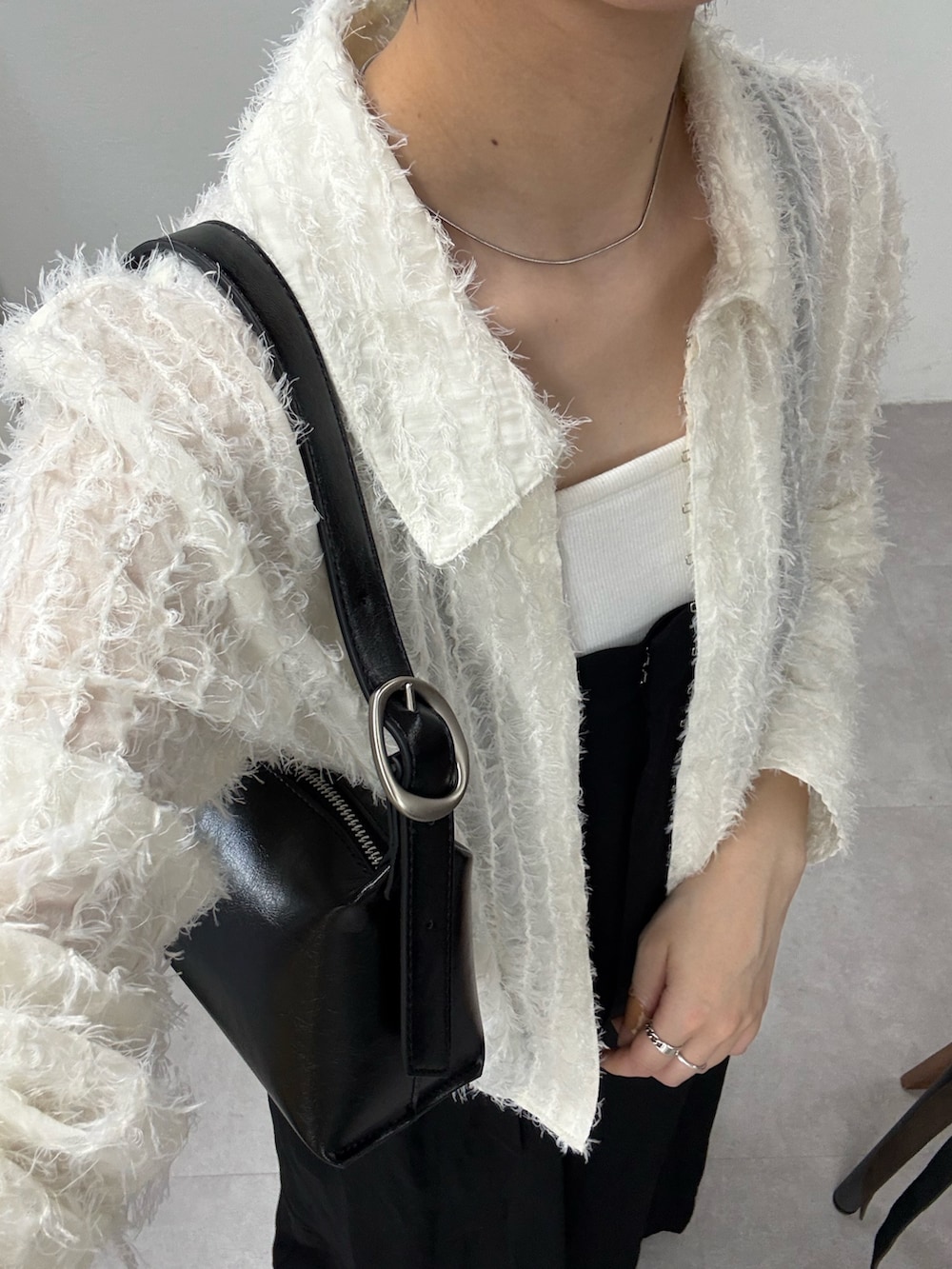 「春ファッション、オトナカワイイ、大人女子、モノトーン、ジャガード、シアートップス、シアーサロペット、ロンパース、キレイめ、春コーデ、春服」｜「CAPRICIEUX LE'MAGEのカットオフホックシャツ（シャツ/ブラウス、ホワイト系）」を使った、tasaka yunaさん（レディース・161cm）の春コーディネートの2枚目の写真