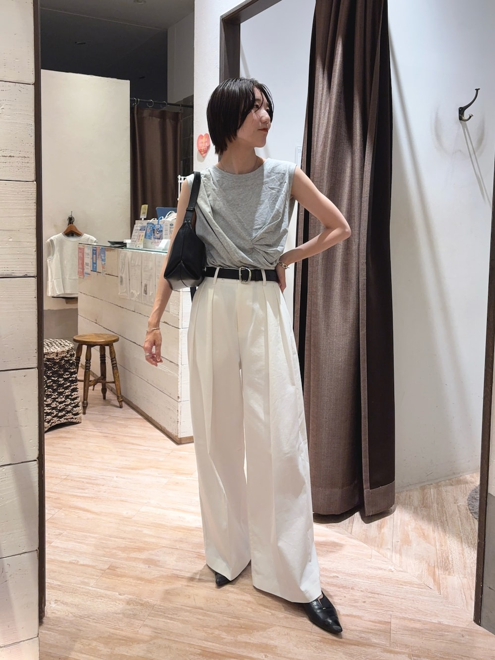 「ノースリーブ、今日のコーデ、オトナカジュアル、ホワイト、グレーコーデ、グレーTシャツ、ホワイトパンツ、ワイドパンツ、タックパンツ、きれいめカジュアル、大人カジュアル、夏コーデ」｜「CAPRICIEUX LE'MAGEのツイストドレープTシャツ（Tシャツ/カットソー、グレー系）」を使った、tasaka yunaさん（レディース・161cm）の夏コーディネートの2枚目の写真