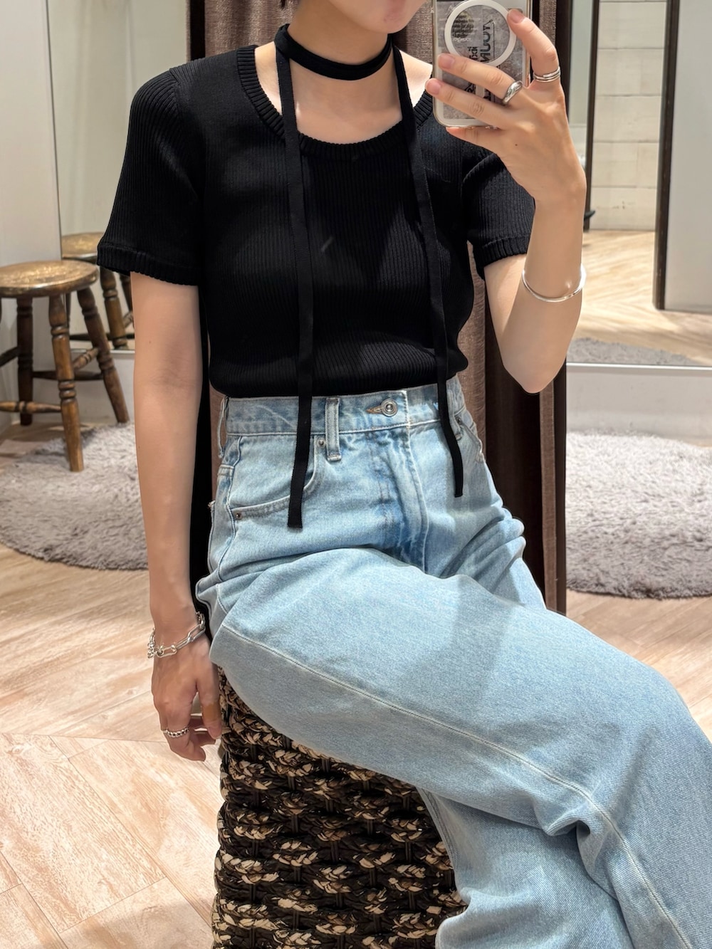 「デニム、パンツスタイル、夏ファッション、シンプルコーデ、夏コーデ、オトナ女子、おでかけコーデ、半袖ニット、チョーカー、チョーカートップス、ストレートデニム、ブルー×ブラック、ブルーデニム、大人カジュアル、ショートヘア」｜「CAPRICIEUX LE'MAGEのチョーカーSET Uネックニット（ニット/セーター、ブラック系）」を使った、tasaka yunaさん（レディース・161cm）の夏コーディネートの2枚目の写真