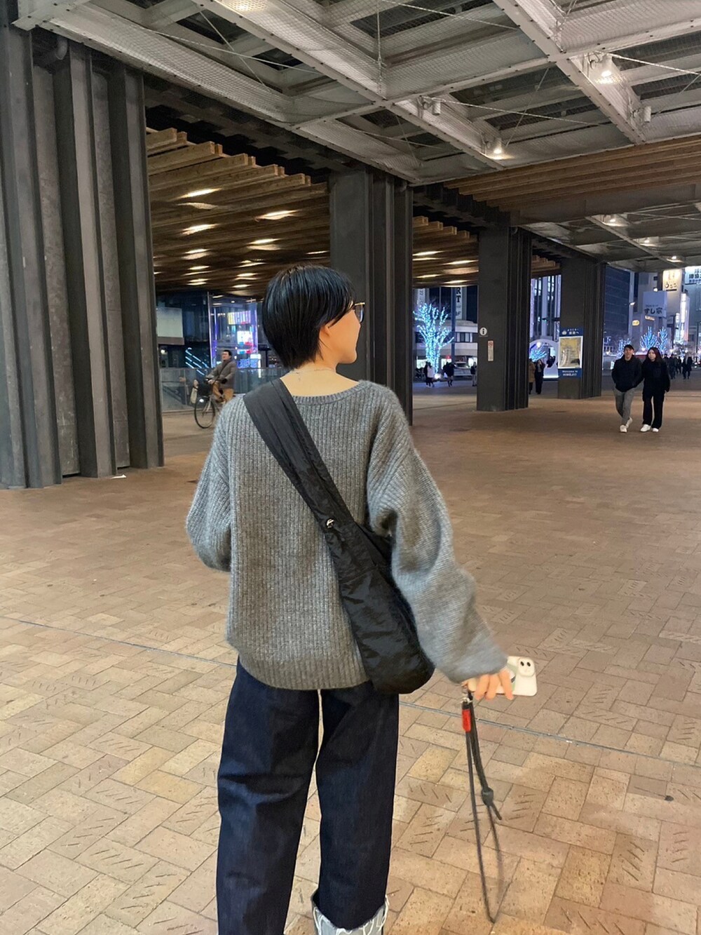 ブルー系のデニムパンツ、グレー系のニット/セーターを着用したレディースの冬コーディネートの3枚目の写真