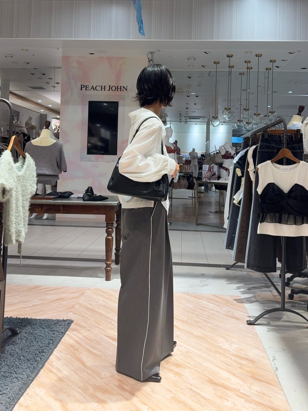 ホワイト系のシャツ/ブラウス、グレー系のその他パンツ、ブラック系のショルダーバッグを着用したレディースの秋コーディネートの3枚目の写真