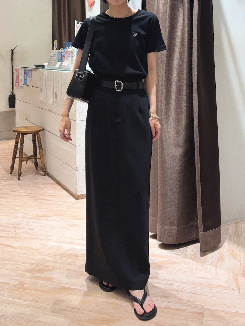 「ロゴT、休日スタイル、シンプルコーデ、きれいめカジュアル、夏コーデ、ブラックコーデ、サンダル、おでかけコーデ、シンプルカジュアル、オトナカワイイ、Tシャツコーデ、オールブラック、タイトスカート、大人カジュアル」｜「CAPRICIEUX LE'MAGEのマキシIラインスカート（スカート、ブラック系）」を使った、tasaka yunaさん（レディース・161cm）の夏コーディネートの3枚目の写真