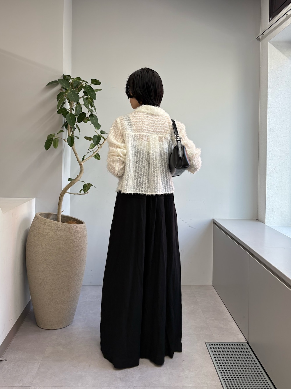 「春ファッション、オトナカワイイ、大人女子、モノトーン、ジャガード、シアートップス、シアーサロペット、ロンパース、キレイめ、春コーデ、春服」｜「CAPRICIEUX LE'MAGEのカットオフホックシャツ（シャツ/ブラウス、ホワイト系）」を使った、tasaka yunaさん（レディース・161cm）の春コーディネートの3枚目の写真