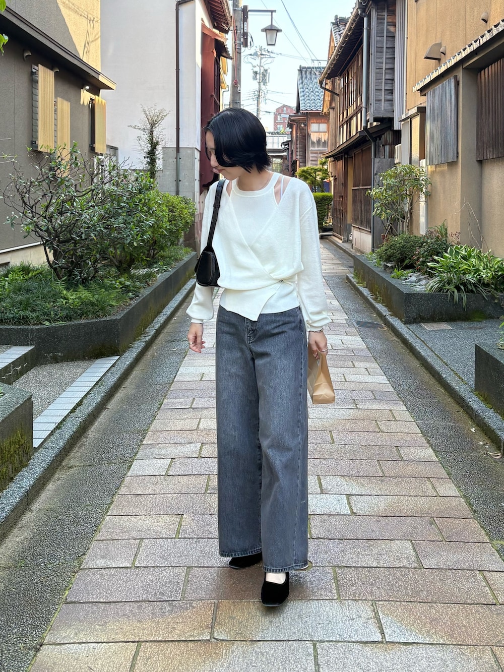 「大人カジュアル、おでかけコーデ、春服コーデ、大人女子、パンツスタイル、春服、レイヤード、カーディガン、モノトーン、モノトーンコーデ、シアーニット、ブラックデニム、デニムコーデ」｜「CAPRICIEUX LE'MAGEのタンクSETアシメカーディガン（カーディガン/ボレロ、ホワイト系）」を使った、tasaka yunaさん（レディース・161cm）の春コーディネートの2枚目の写真