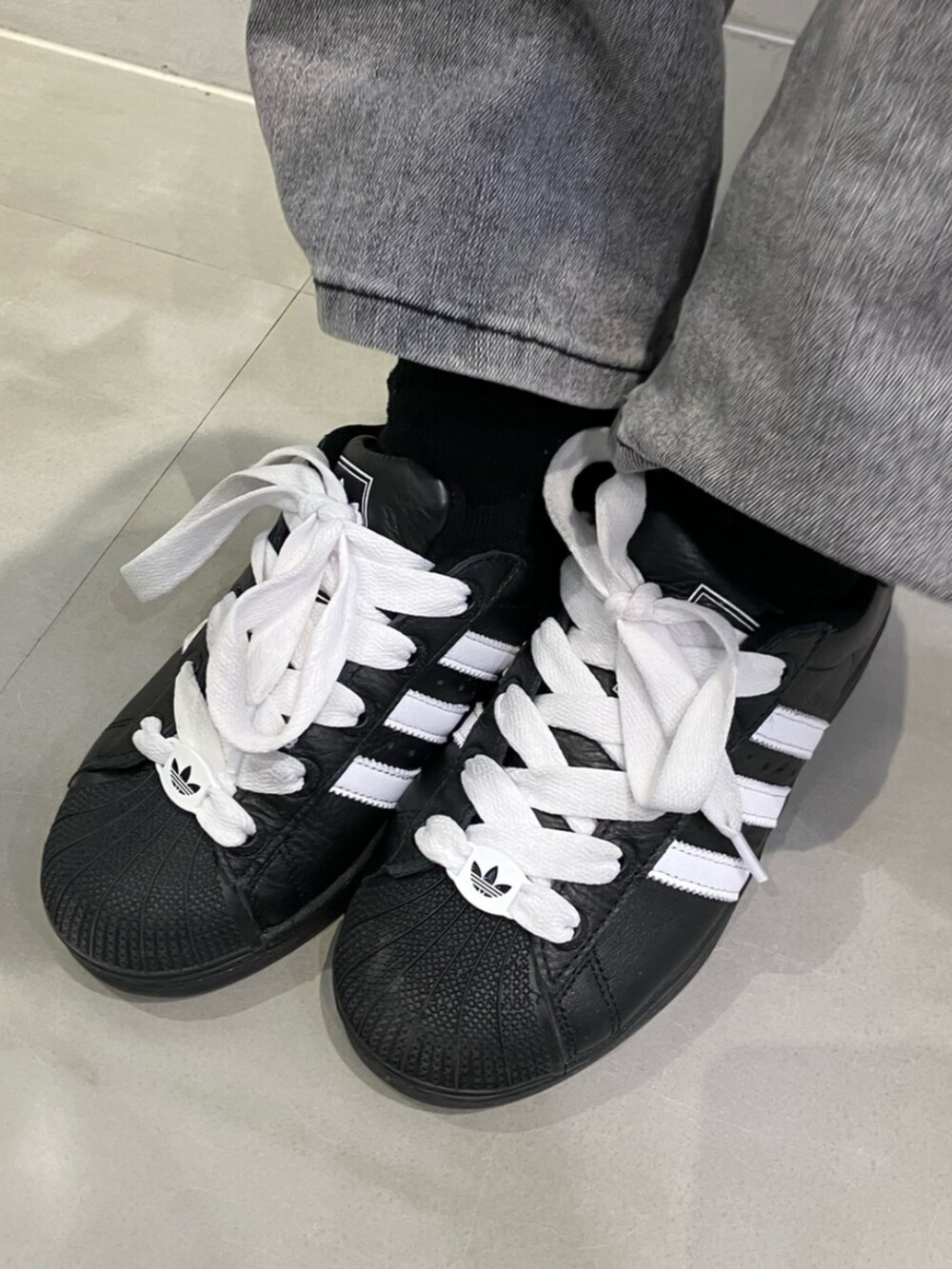 「スニーカー、Tシャツ、adidas、アディダス、adidas originals、クロップドトップス、アディダスオリジナルス、半袖Ｔシャツ、スーパースター、ジャージー」｜「adidasのアディダス オリジナルス レトロ スポーツ クリケット インスパイアード ジャージー / アディダスオリジナルス adidas Originals（Tシャツ/カットソー、ブラウン系）」を使った、NMさん（レディース・163cm）の春コーディネートの4枚目の写真