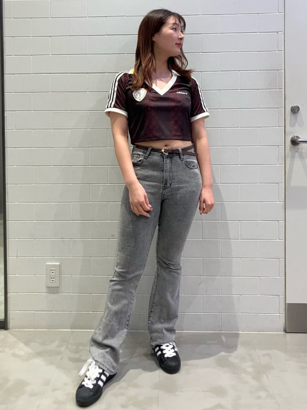 「スニーカー、Tシャツ、adidas、アディダス、adidas originals、クロップドトップス、アディダスオリジナルス、半袖Ｔシャツ、スーパースター、ジャージー」｜「adidasのアディダス オリジナルス レトロ スポーツ クリケット インスパイアード ジャージー / アディダスオリジナルス adidas Originals（Tシャツ/カットソー、ブラウン系）」を使った、NMさん（レディース・163cm）の春コーディネートの2枚目の写真