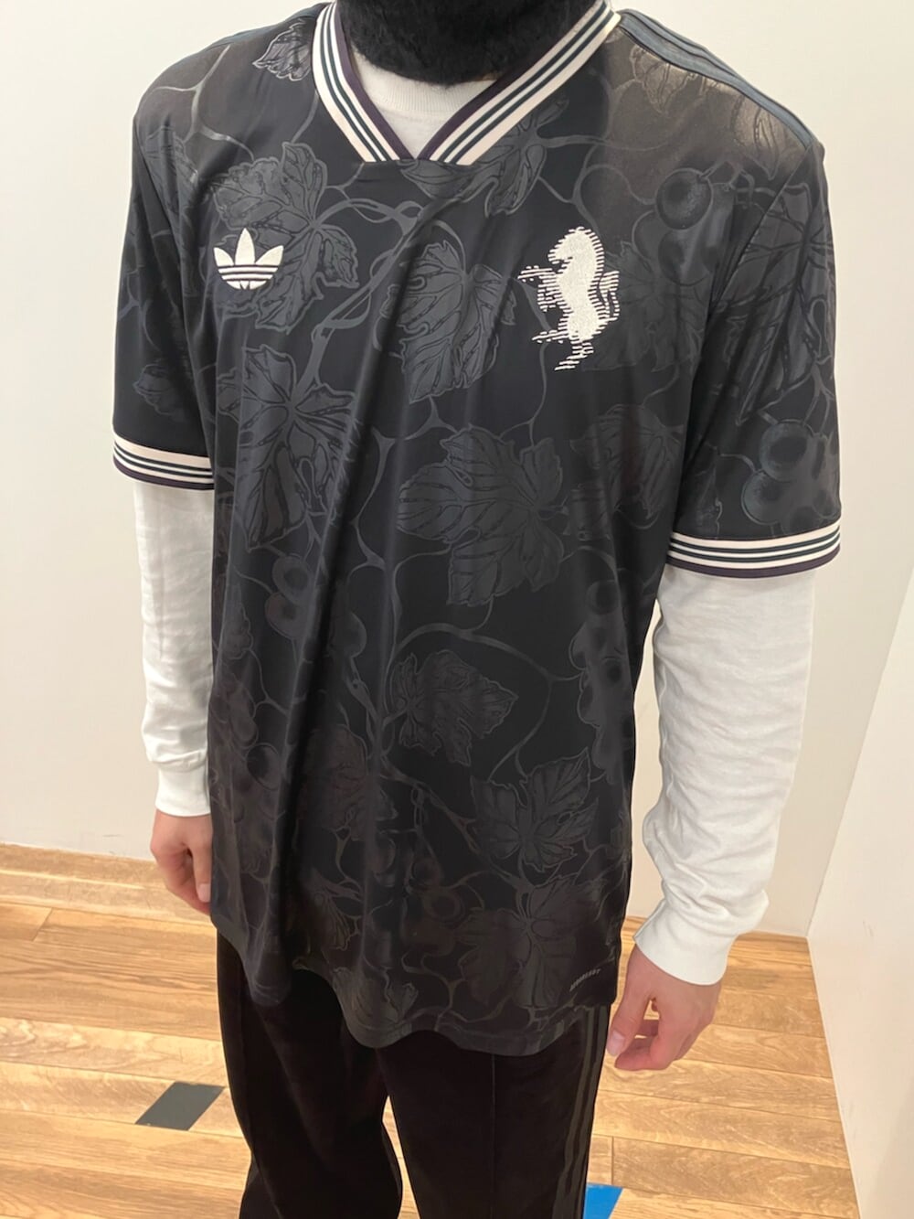 ブラック系のブルゾン、ブラック系のダウンジャケット/コート、ブラック系のTシャツ/カットソーを着用したメンズの秋コーディネートの3枚目の写真