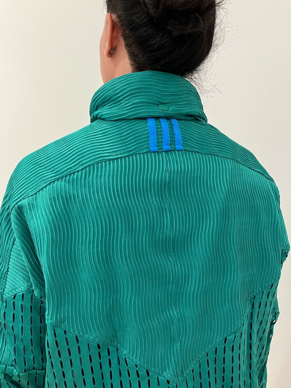 「スニーカー、ジャケット、adidas、アディダス、adidas originals、フーディー、キャンパス、song for the mute、ベロアパンツ、SFTM」｜「adidasのSFTM ジャケット（ジェンダーニュートラル）（ジャケット/アウター、グリーン系）」を使った、SKさん（メンズ・170cm）の秋コーディネートの3枚目の写真