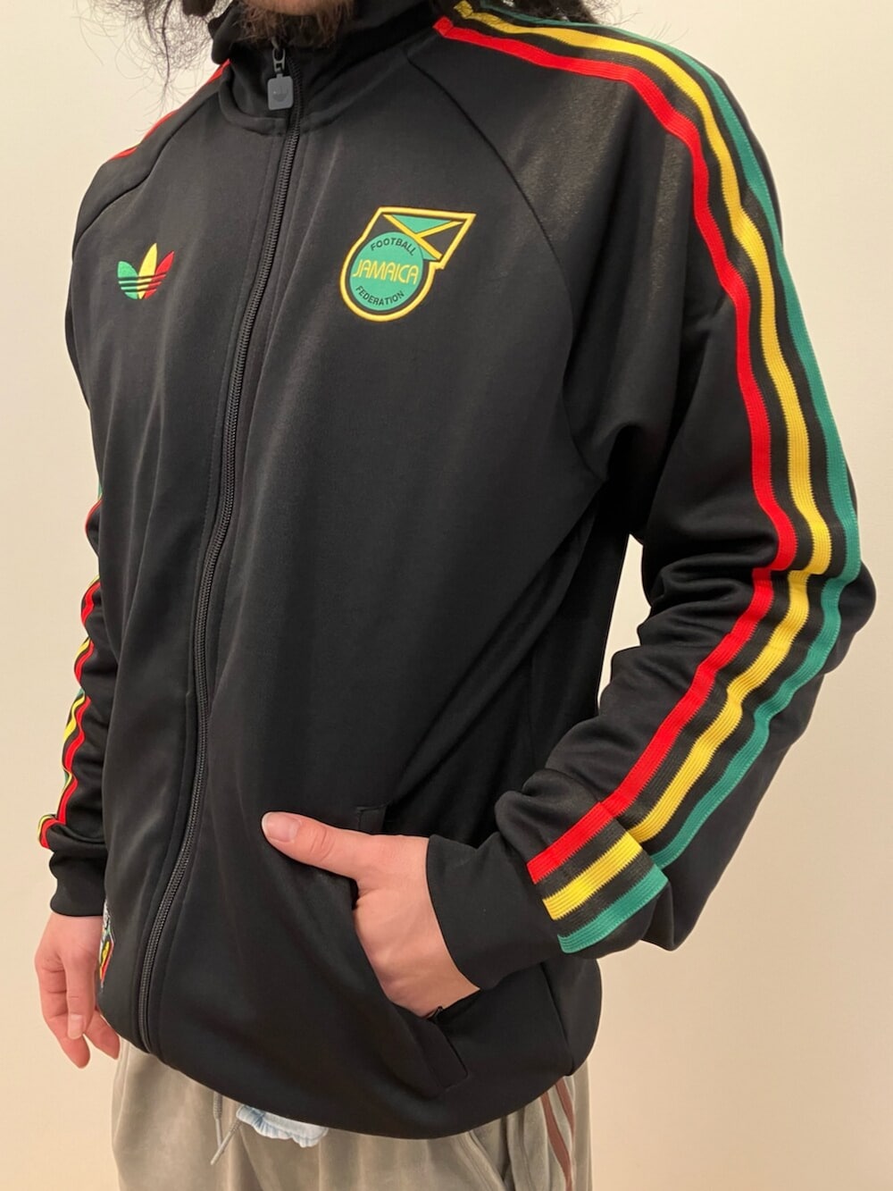 ブラック系のジャージ、イエロー系のシューズを着用したメンズの冬コーディネートの2枚目の写真