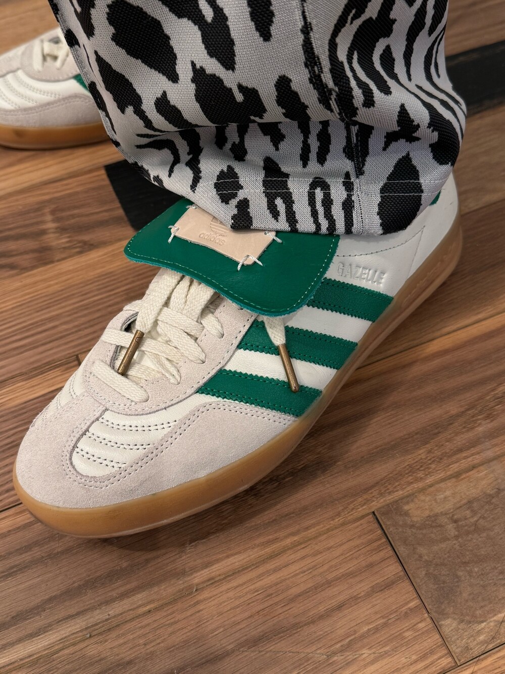 「ジャケット、アウター、adidas、アディダス、adidas originals、アノラック、アノラックパーカー、アディダスオリジナルス、ウインドブレーカー、ハーフジップ」｜「adidasのアノラック（ナイロンジャケット、ブラック系）」を使った、SKさん（メンズ・170cm）の冬コーディネートの3枚目の写真