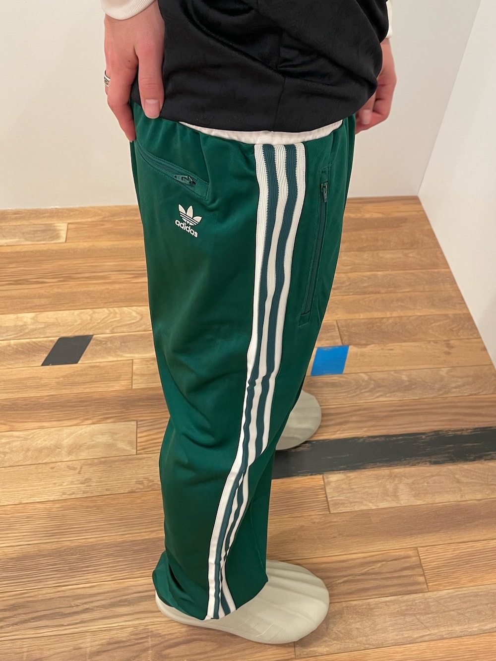 「adidas、ジャージ、アディダス、サンダル、トラックパンツ、adidas originals、ユニフォーム、アディダスオリジナルス、長袖Tシャツ、アディフォーム」｜「adidasのジャージー（Tシャツ/カットソー、ブラック系）」を使った、SKさん（メンズ・170cm）の冬コーディネートの3枚目の写真