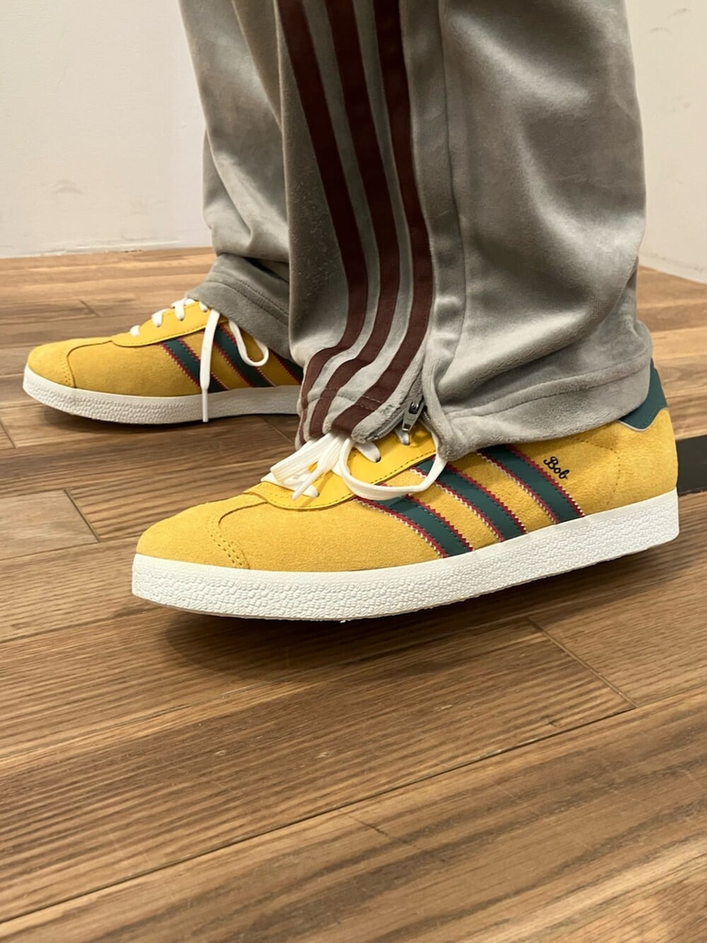 ブラック系のジャージ、イエロー系のシューズを着用したメンズの冬コーディネートの4枚目の写真