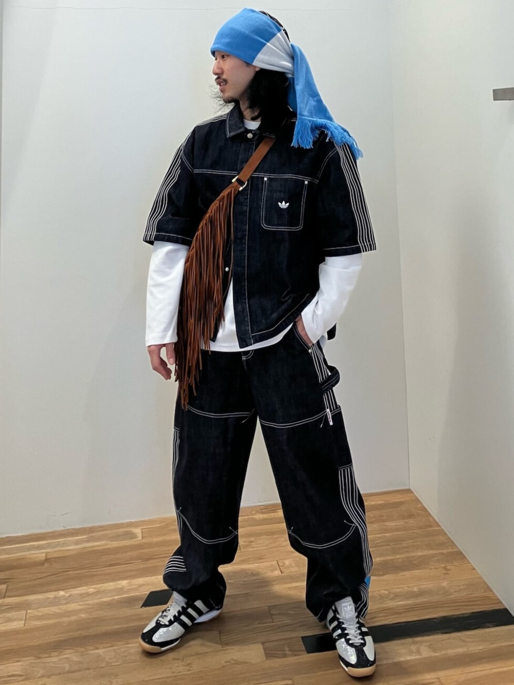 ホワイト系のTシャツ/カットソー、ブルー系のシャツ/ブラウス、ブルー系のデニムパンツを着用したメンズの冬コーディネートの2枚目の写真