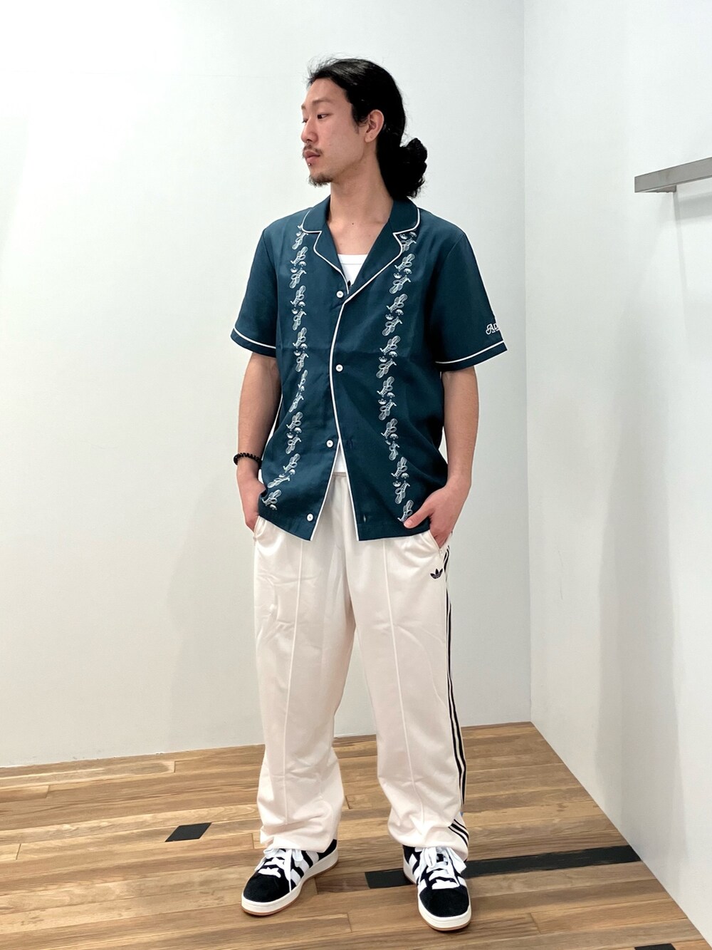 ブルー系のTシャツ/カットソー、ブラック系のスニーカー、ホワイト系のスウェットパンツを着用したメンズの春コーディネートの2枚目の写真