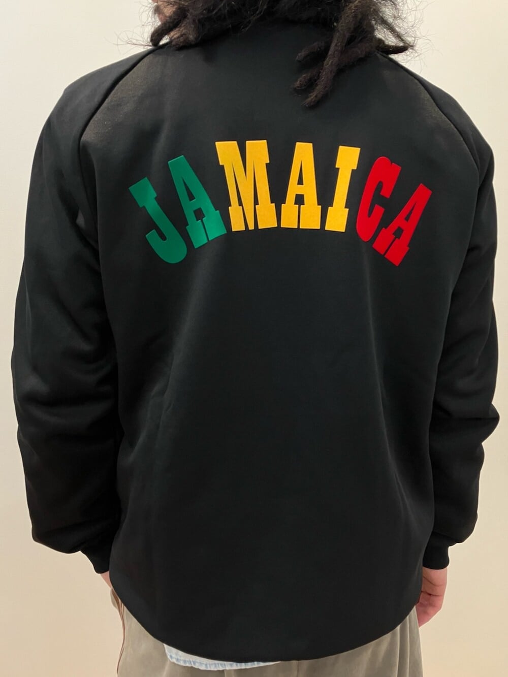 ブラック系のジャージ、イエロー系のシューズを着用したメンズの冬コーディネートの3枚目の写真