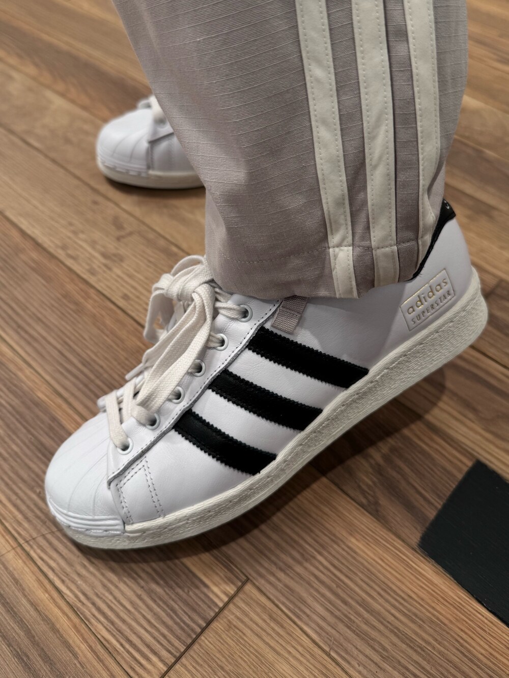 「スニーカー、ジャケット、adidas、アディダス、adidas originals、トラックジャケット、アディダスオリジナルス、スーパースター、トラックトップ、スケートボーディング」｜「adidasのウィメンズ スケートジャケット（ナイロンジャケット、ブラック系）」を使った、SKさん（メンズ・170cm）の冬コーディネートの5枚目の写真