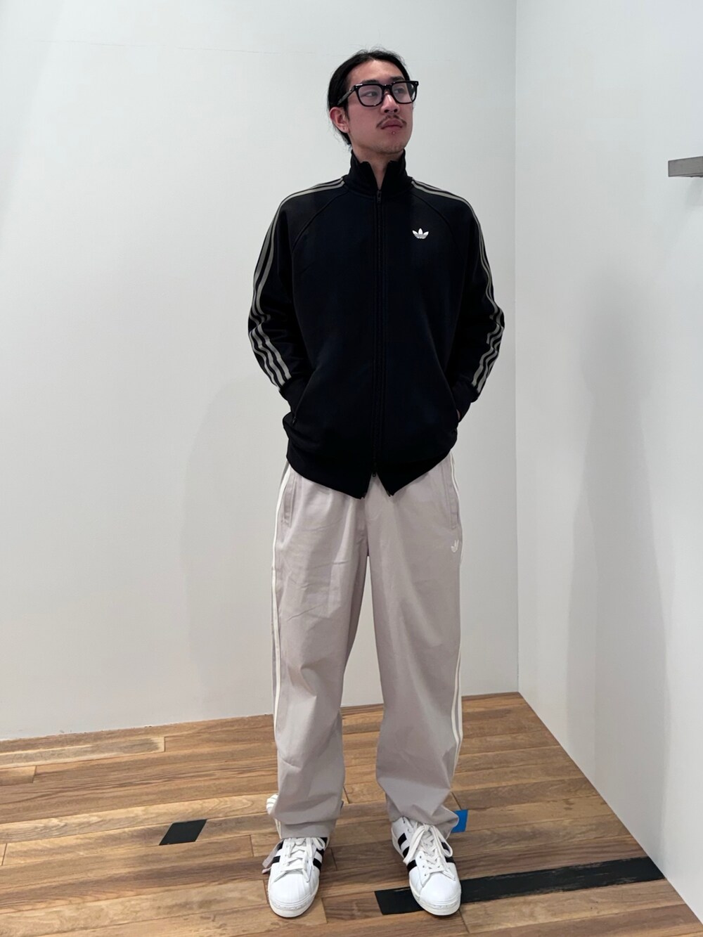 「スニーカー、ジャケット、adidas、アディダス、adidas originals、トラックジャケット、アディダスオリジナルス、スーパースター、トラックトップ、スケートボーディング」｜「adidasのウィメンズ スケートジャケット（ナイロンジャケット、ブラック系）」を使った、SKさん（メンズ・170cm）の冬コーディネートの2枚目の写真