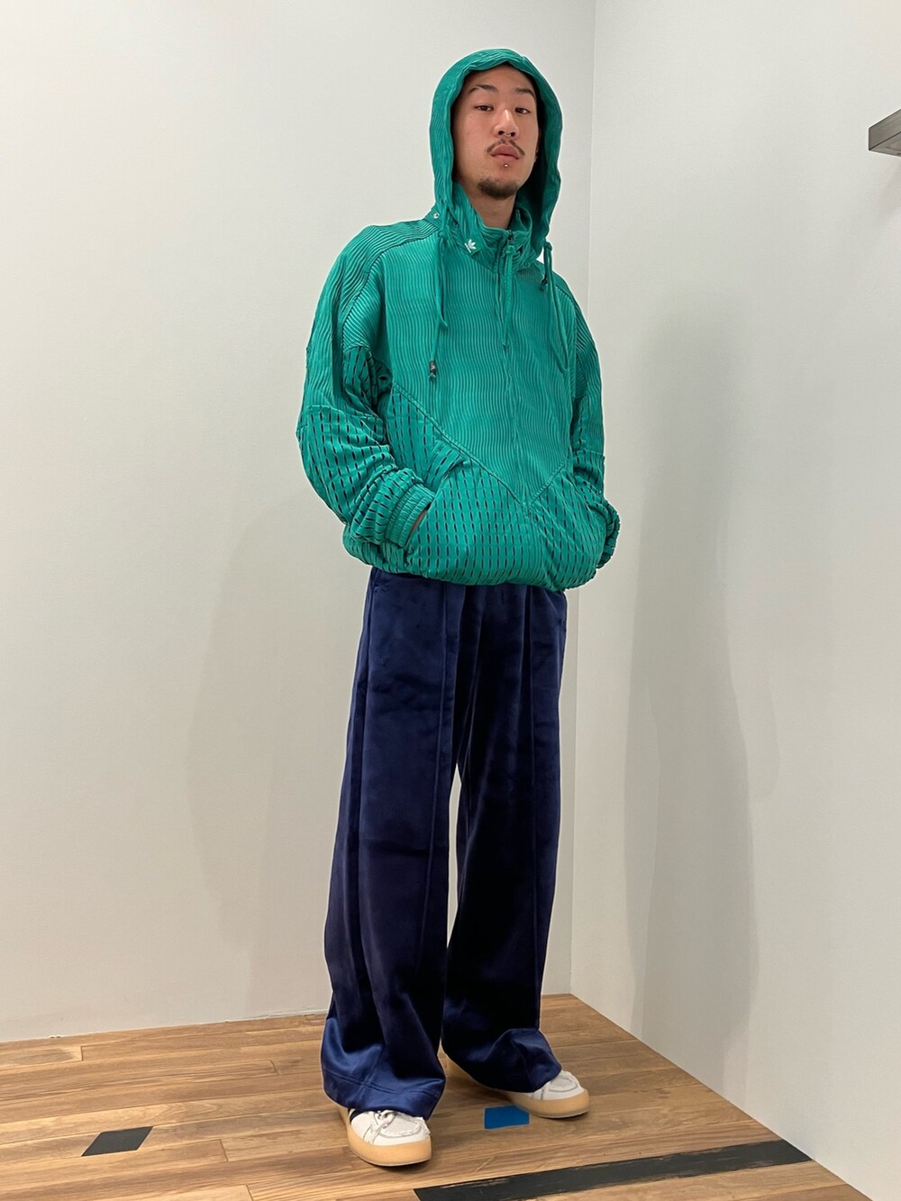 「スニーカー、ジャケット、adidas、アディダス、adidas originals、フーディー、キャンパス、song for the mute、ベロアパンツ、SFTM」｜「adidasのSFTM ジャケット（ジェンダーニュートラル）（ジャケット/アウター、グリーン系）」を使った、SKさん（メンズ・170cm）の秋コーディネートの2枚目の写真