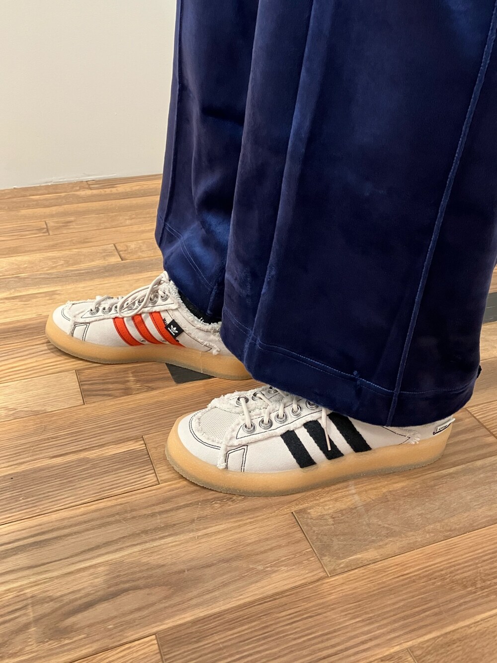 「スニーカー、ジャケット、adidas、アディダス、adidas originals、フーディー、キャンパス、song for the mute、ベロアパンツ、SFTM」｜「adidasのSFTM ジャケット（ジェンダーニュートラル）（ジャケット/アウター、グリーン系）」を使った、SKさん（メンズ・170cm）の秋コーディネートの4枚目の写真