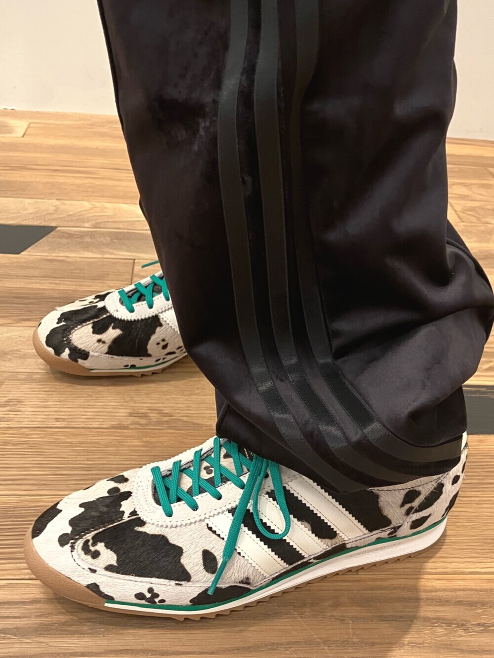 ブラック系のブルゾン、ブラック系のダウンジャケット/コート、ブラック系のTシャツ/カットソーを着用したメンズの秋コーディネートの4枚目の写真