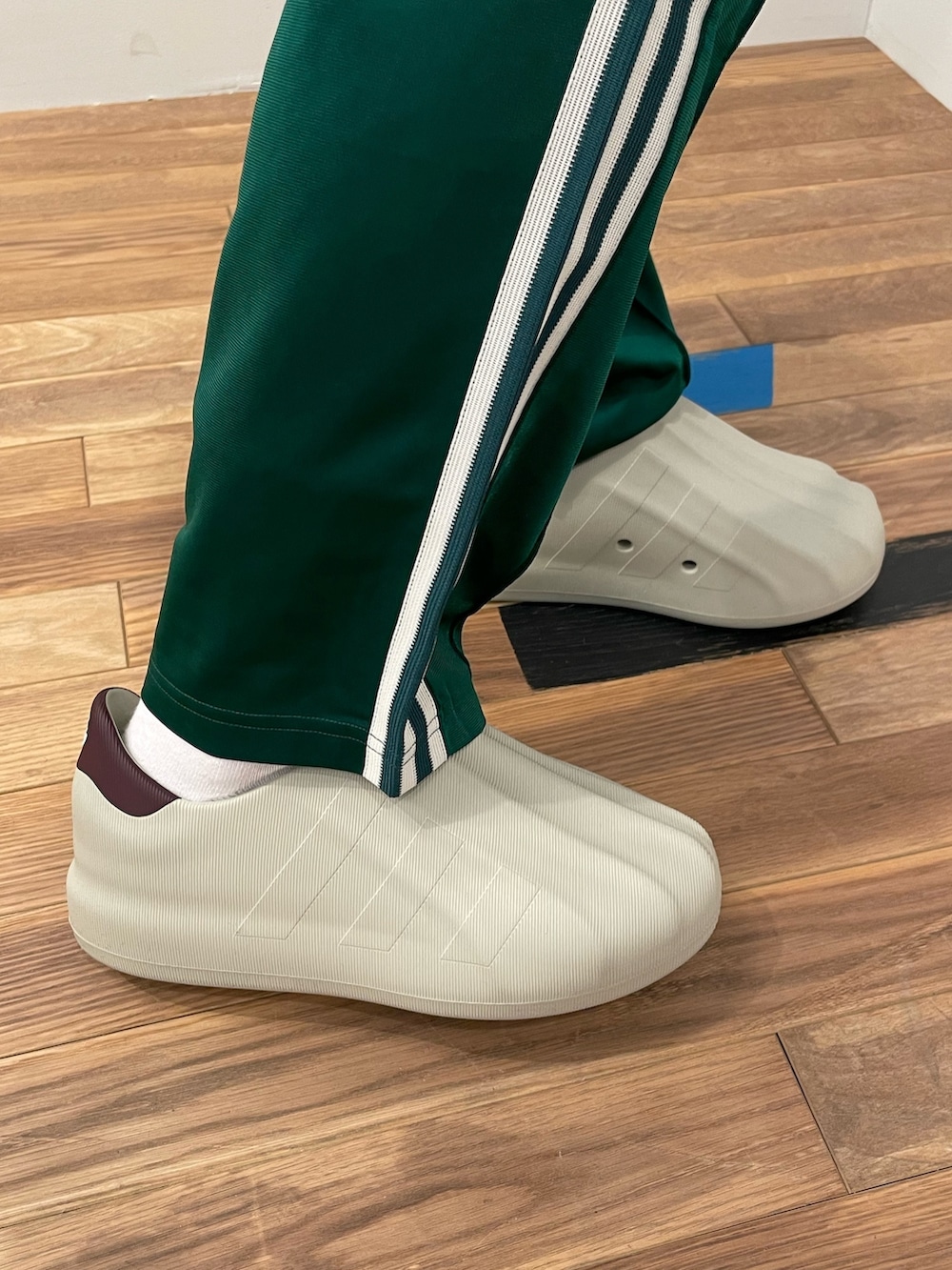 「adidas、ジャージ、アディダス、サンダル、トラックパンツ、adidas originals、ユニフォーム、アディダスオリジナルス、長袖Tシャツ、アディフォーム」｜「adidasのジャージー（Tシャツ/カットソー、ブラック系）」を使った、SKさん（メンズ・170cm）の冬コーディネートの4枚目の写真