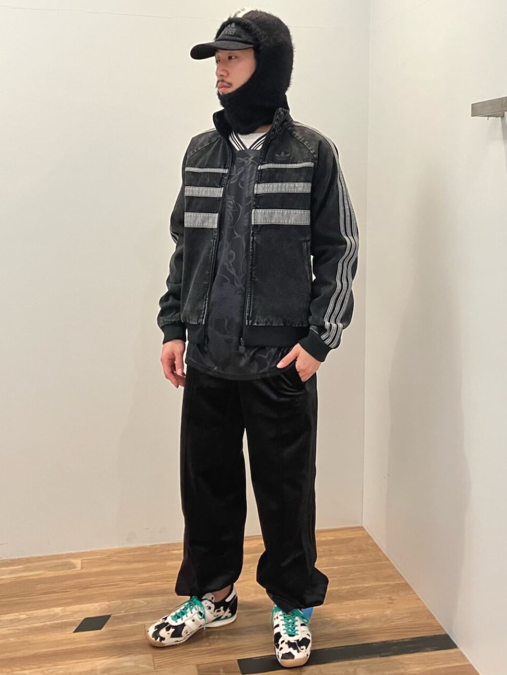 ブラック系のブルゾン、ブラック系のダウンジャケット/コート、ブラック系のTシャツ/カットソーを着用したメンズの秋コーディネートの2枚目の写真