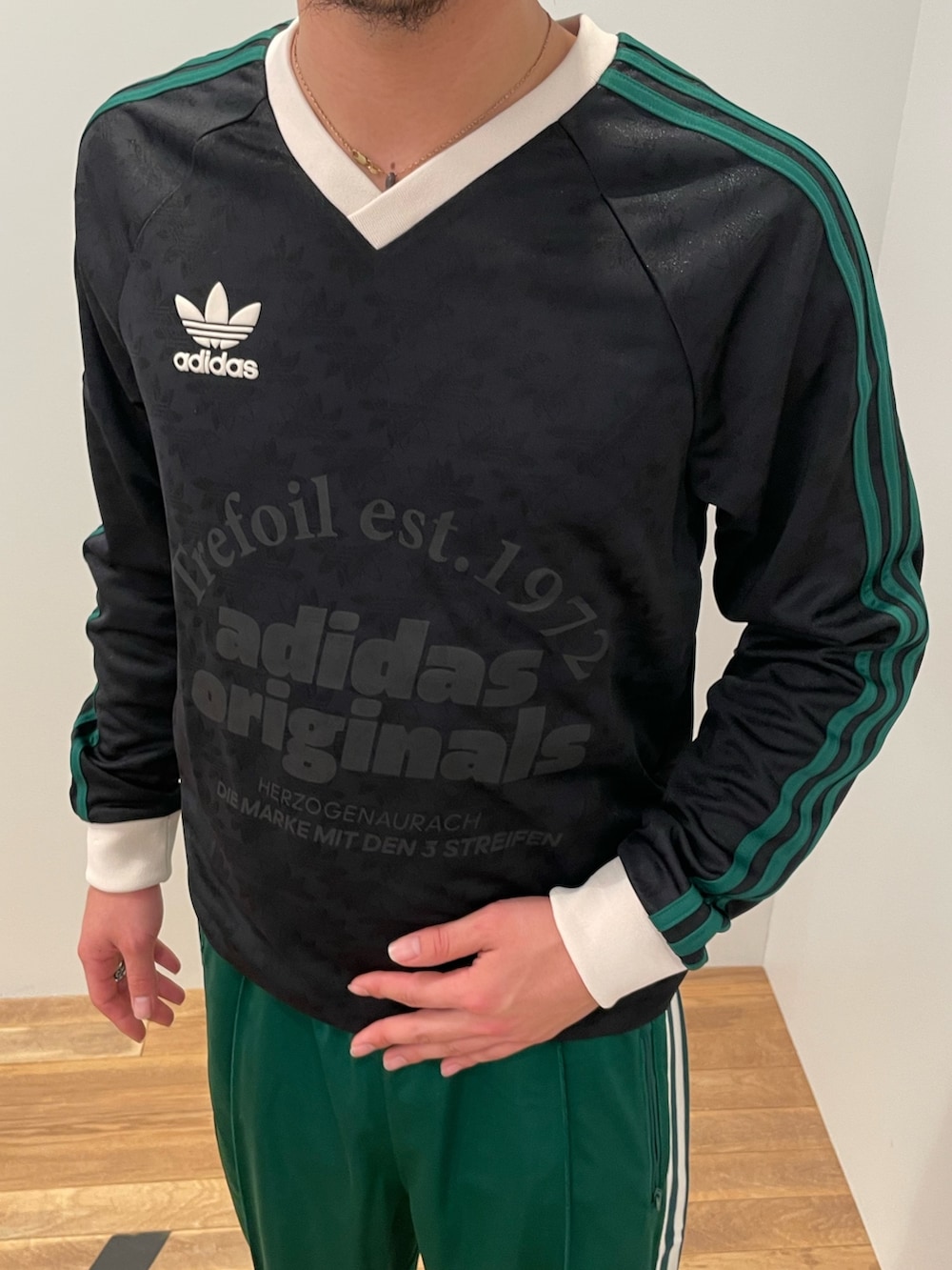 「adidas、ジャージ、アディダス、サンダル、トラックパンツ、adidas originals、ユニフォーム、アディダスオリジナルス、長袖Tシャツ、アディフォーム」｜「adidasのジャージー（Tシャツ/カットソー、ブラック系）」を使った、SKさん（メンズ・170cm）の冬コーディネートの2枚目の写真