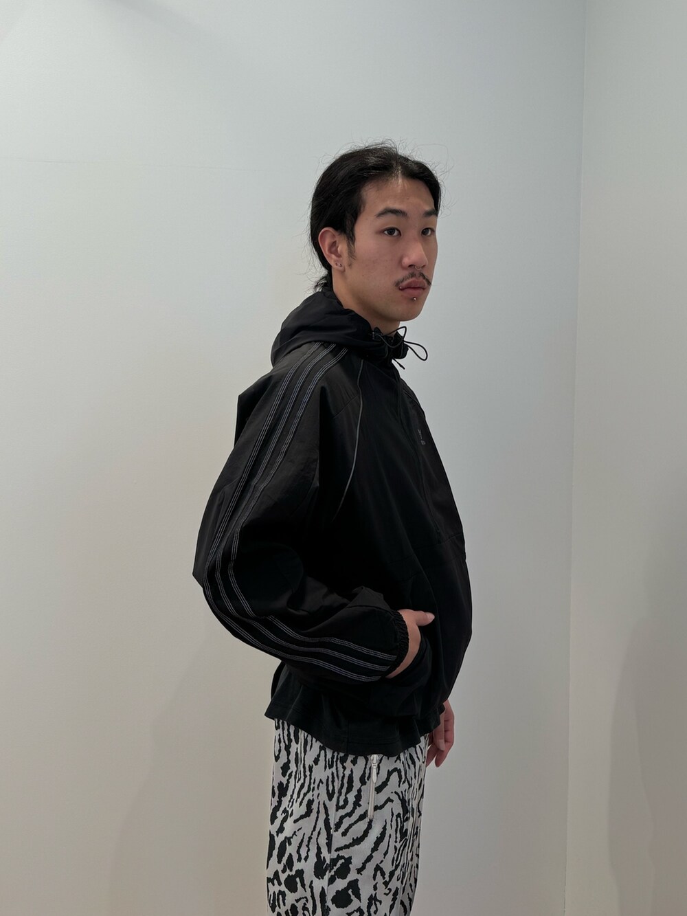 「ジャケット、アウター、adidas、アディダス、adidas originals、アノラック、アノラックパーカー、アディダスオリジナルス、ウインドブレーカー、ハーフジップ」｜「adidasのアノラック（ナイロンジャケット、ブラック系）」を使った、SKさん（メンズ・170cm）の冬コーディネートの2枚目の写真