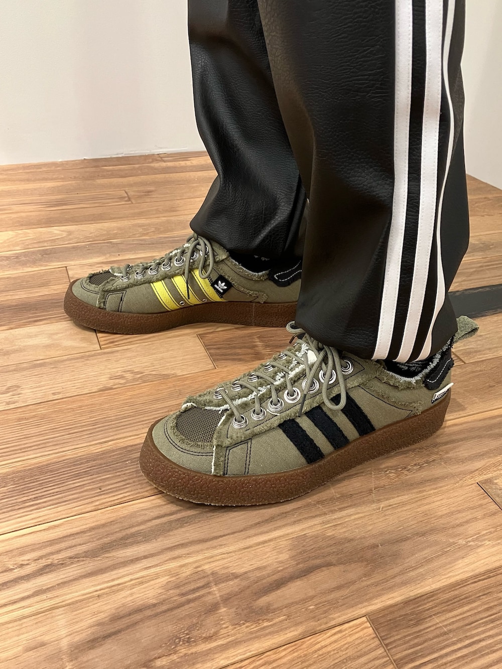 「スニーカー、adidas、アディダス、トラックパンツ、adidas originals、アディダスオリジナルス、半袖シャツ、キャンパス、song for the mute、SFTM」｜「adidasのアディカラー コンテンポ Tシャツ / アディダスオリジナルス adidas Originals（Tシャツ/カットソー、ブラック系）」を使った、SKさん（メンズ・170cm）の秋コーディネートの3枚目の写真