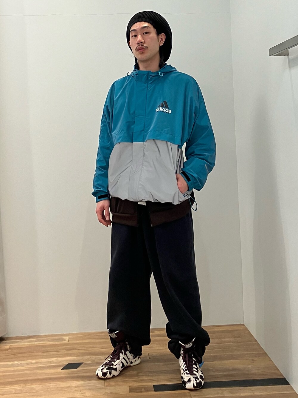 グリーン系のジャケット/アウターを着用したメンズの冬コーディネートの2枚目の写真