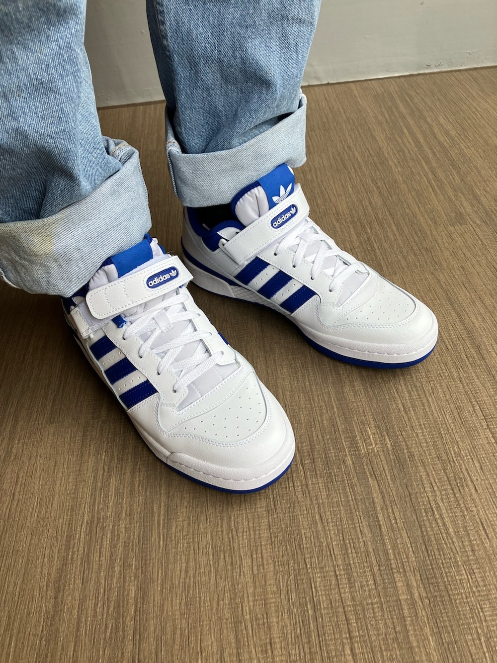 ホワイト系のTシャツ/カットソー、ホワイト系のスニーカーを着用したメンズの夏コーディネートの3枚目の写真