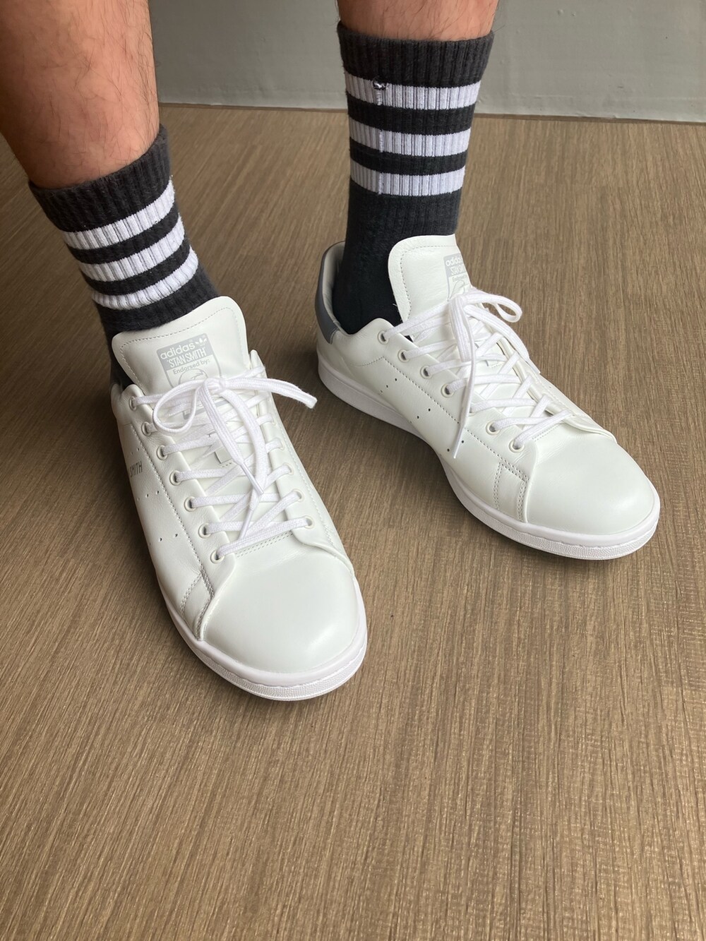 ブルー系のポロシャツ、ブルー系のその他パンツ、ホワイト系のスニーカーを着用したメンズの夏コーディネートの3枚目の写真