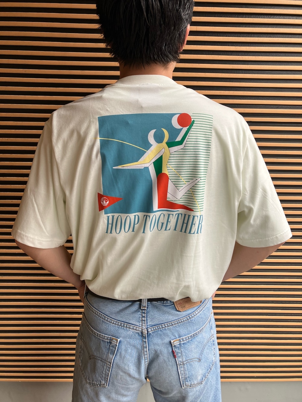 ホワイト系のTシャツ/カットソー、ホワイト系のスニーカーを着用したメンズの夏コーディネートの2枚目の写真