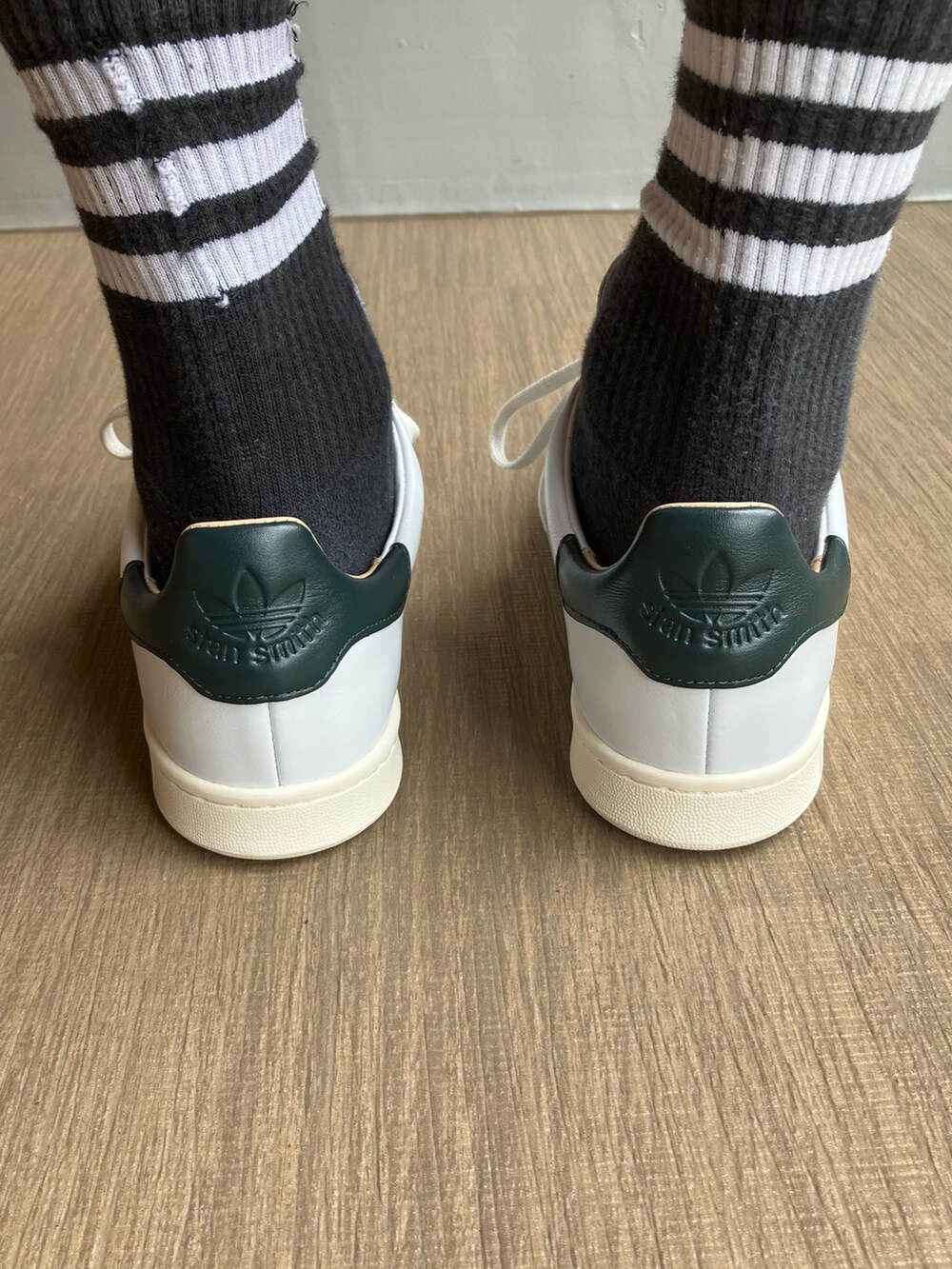 ブラック系のその他パンツ、ブラック系のシャツ/ブラウス、ホワイト系のスニーカーを着用したメンズの夏コーディネートの5枚目の写真