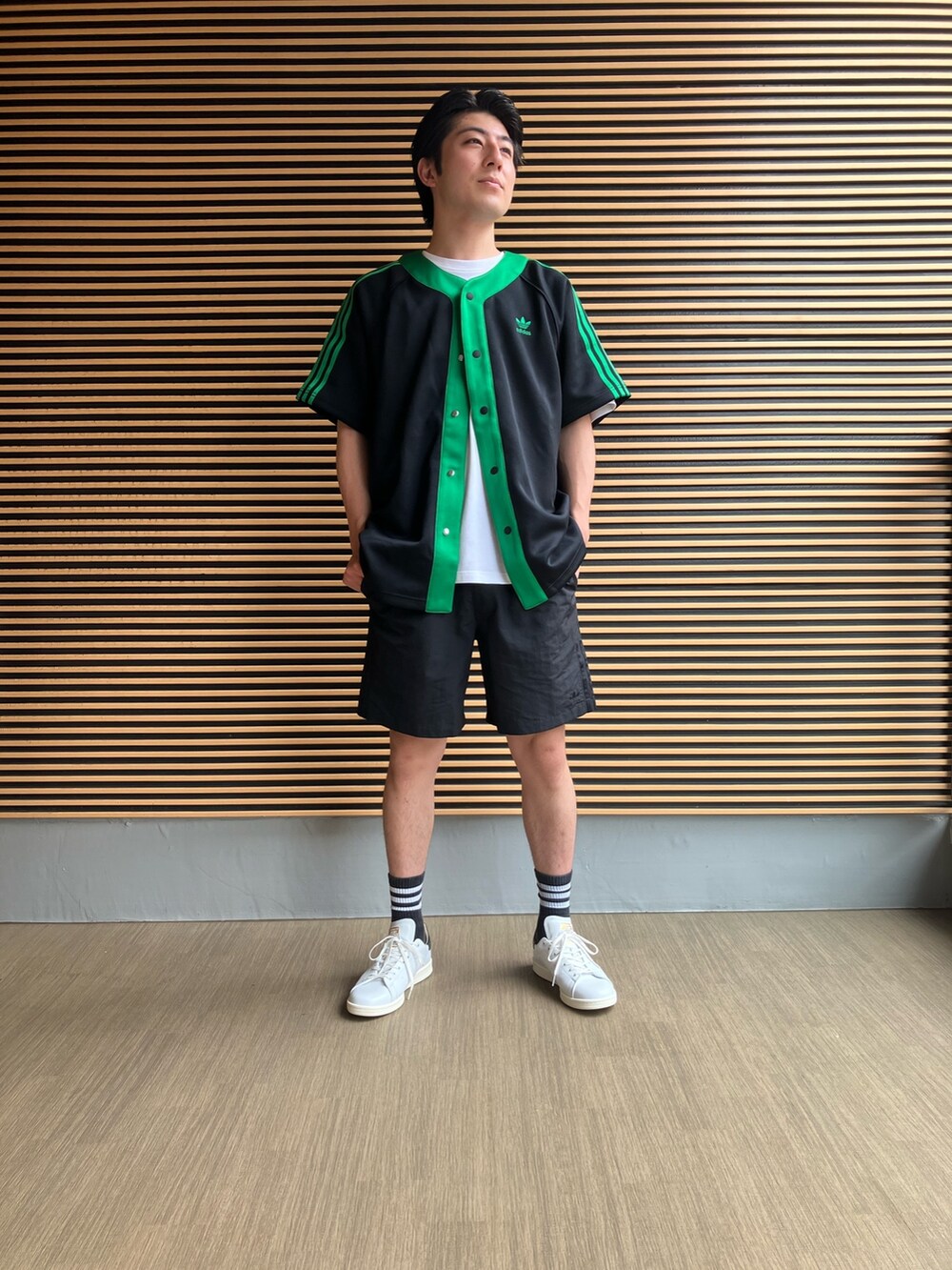 ブラック系のその他パンツ、ブラック系のシャツ/ブラウス、ホワイト系のスニーカーを着用したメンズの夏コーディネートの2枚目の写真