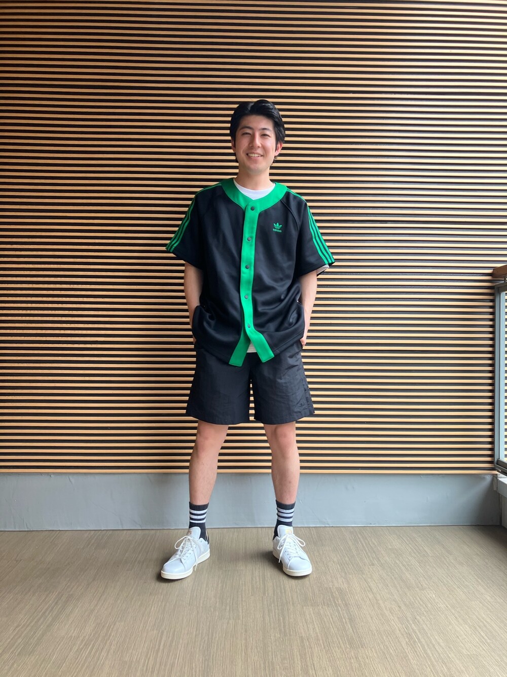 ブラック系のその他パンツ、ブラック系のシャツ/ブラウス、ホワイト系のスニーカーを着用したメンズの夏コーディネートの3枚目の写真