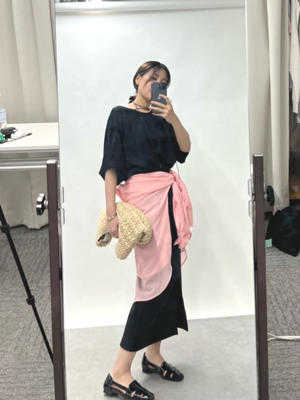 ブラック系のスカート、ピンク系のシャツ/ブラウス、ブラック系のTシャツ/カットソーを着用したレディースの夏コーディネートの2枚目の写真