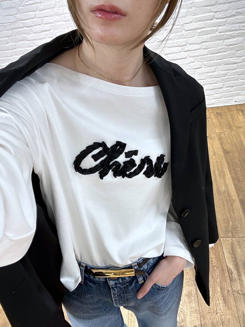 ベージュ系のパンプス、ブラック系のテーラードジャケット、ブルー系のデニムパンツを着用したレディースの冬コーディネートの4枚目の写真