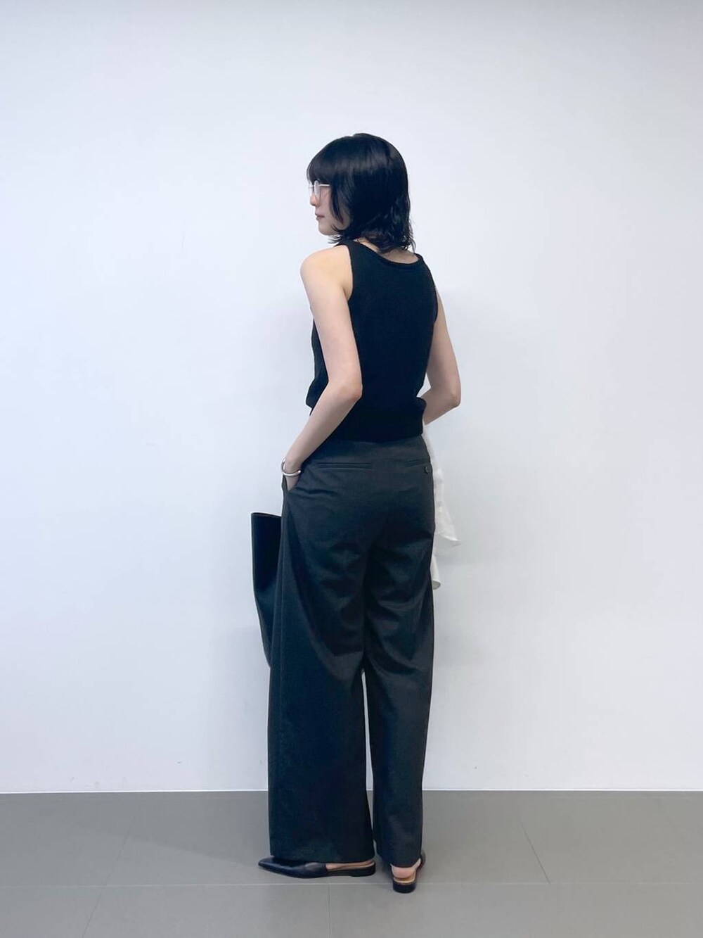 ブラック系のタンクトップ、ホワイト系のシャツ/ブラウス、ブラック系のトートバッグを着用したレディースの夏コーディネートの4枚目の写真